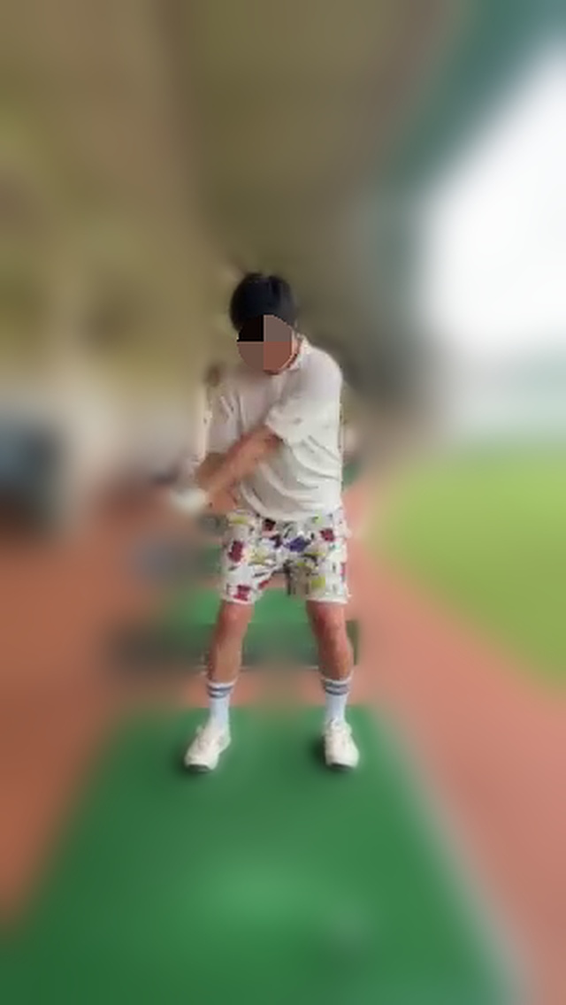 スイング解析3コマ目: ダウンスイングで手元が腰の高さ