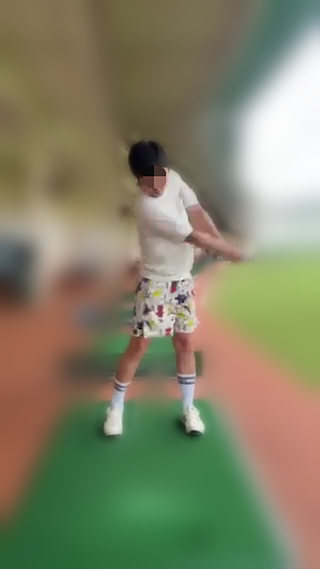 スイング解析5コマ目: フォローで腕が伸びている
